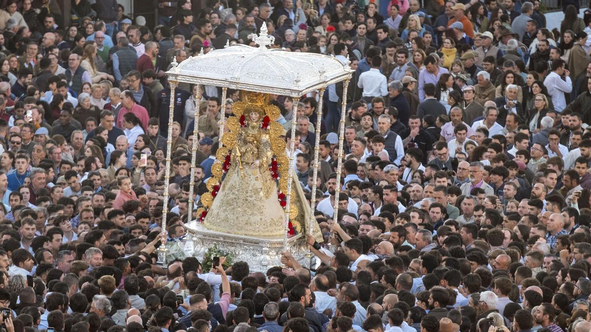 La Virgen del Rocío procesiona por la aldea almonteña de El Rocío
