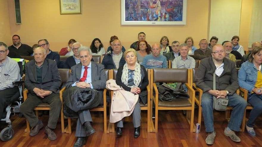 La viuda de Amezaga, trabajadores y otros representantes de Garavilla, ayer, en el pleno. // Muñiz