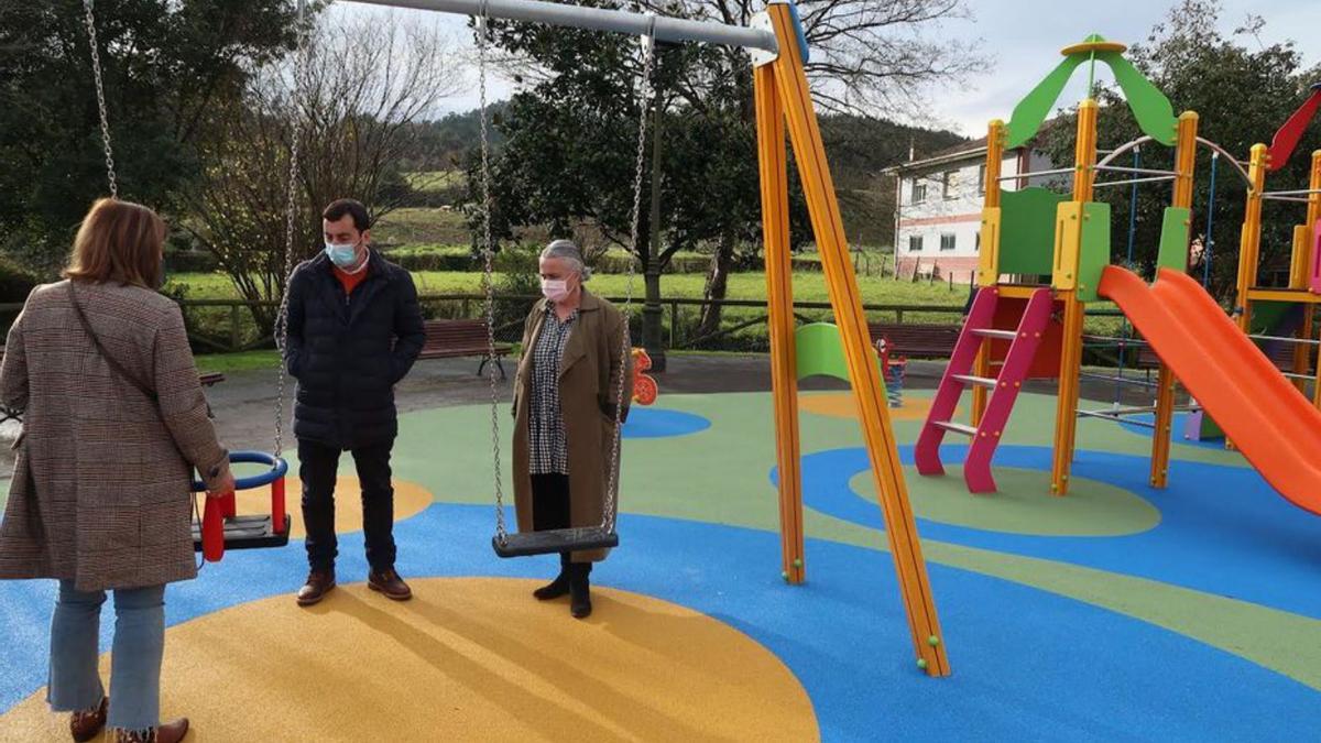 Gerardo Sanz junto a la edil Eva María Pérez (a la derecha) y la técnica Carmen Bernaldo, en el parque de las Casas de La Mina, en Villardeveyo. | A. L.