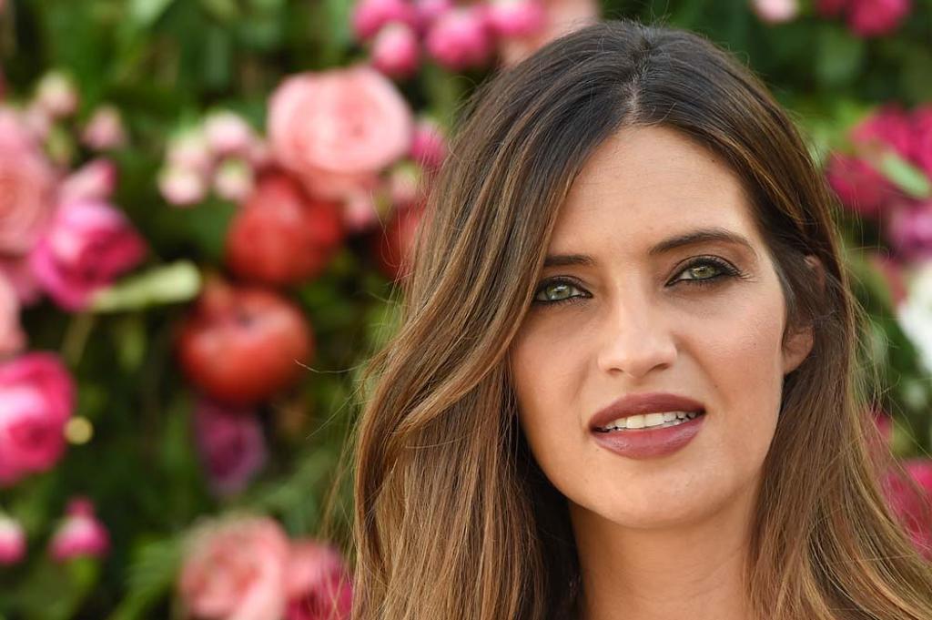 Sara Carbonero con un fondo floreado