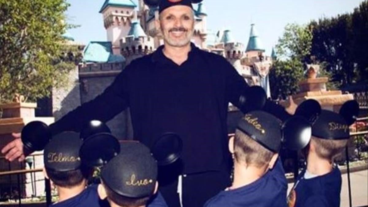 Miguel Bosé pide que sus hijos y los de Nacho Palau no sean declarados hermanos