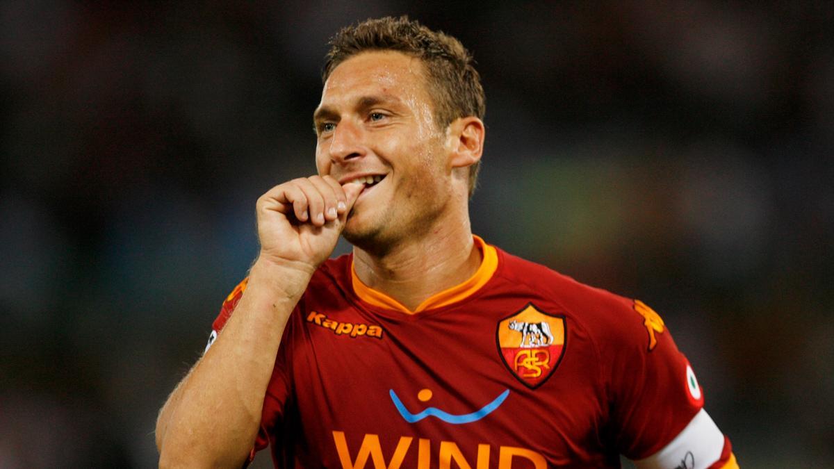Totti celebra uno de sus tantos goles con la Roma