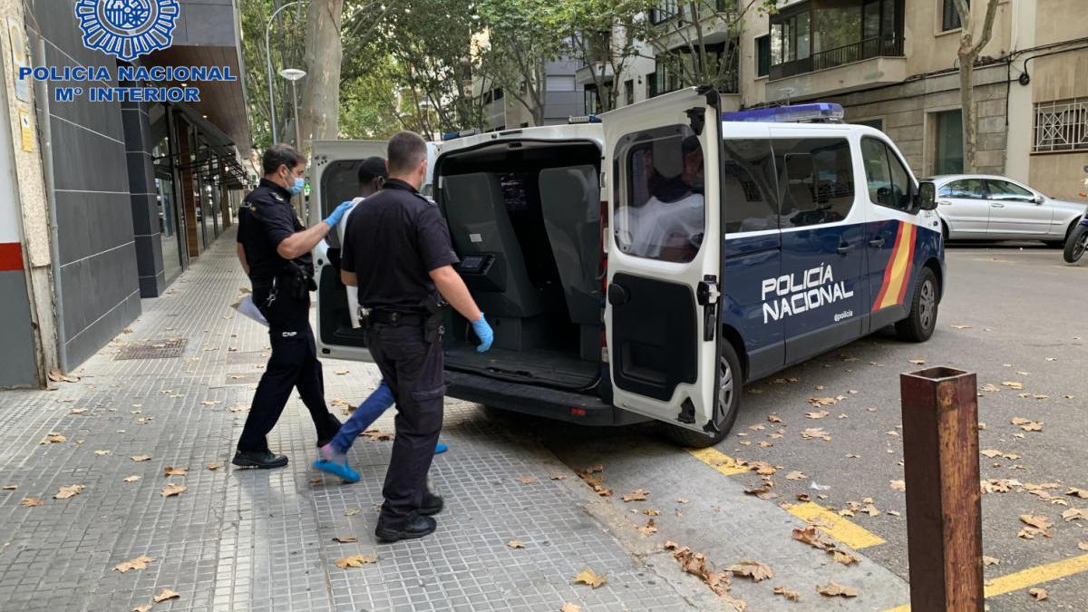 Agentes de la Policía Nacional trasladan al presunto atracador.