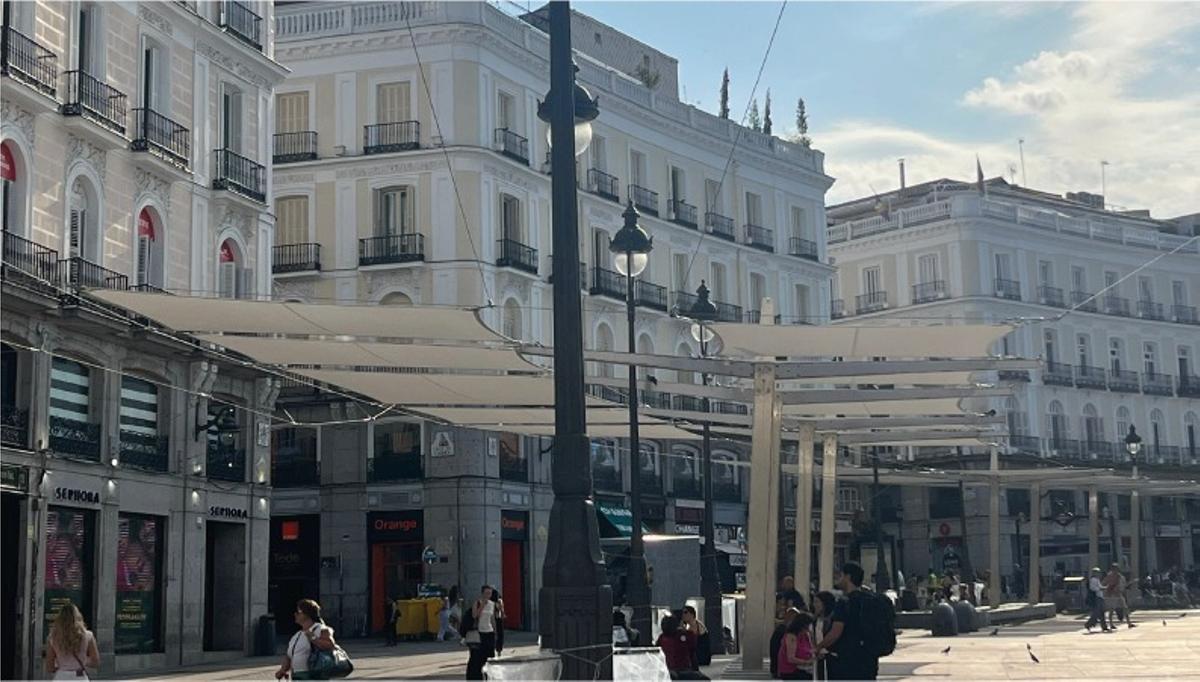 Imagen de los toldos instalados en la Puerta del Sol, en Madrid.