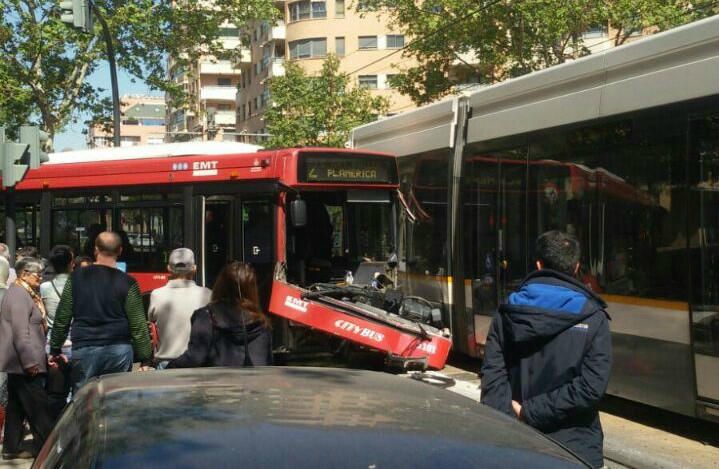 Aparatoso choque entre un tranvía y un autobús en Orriols