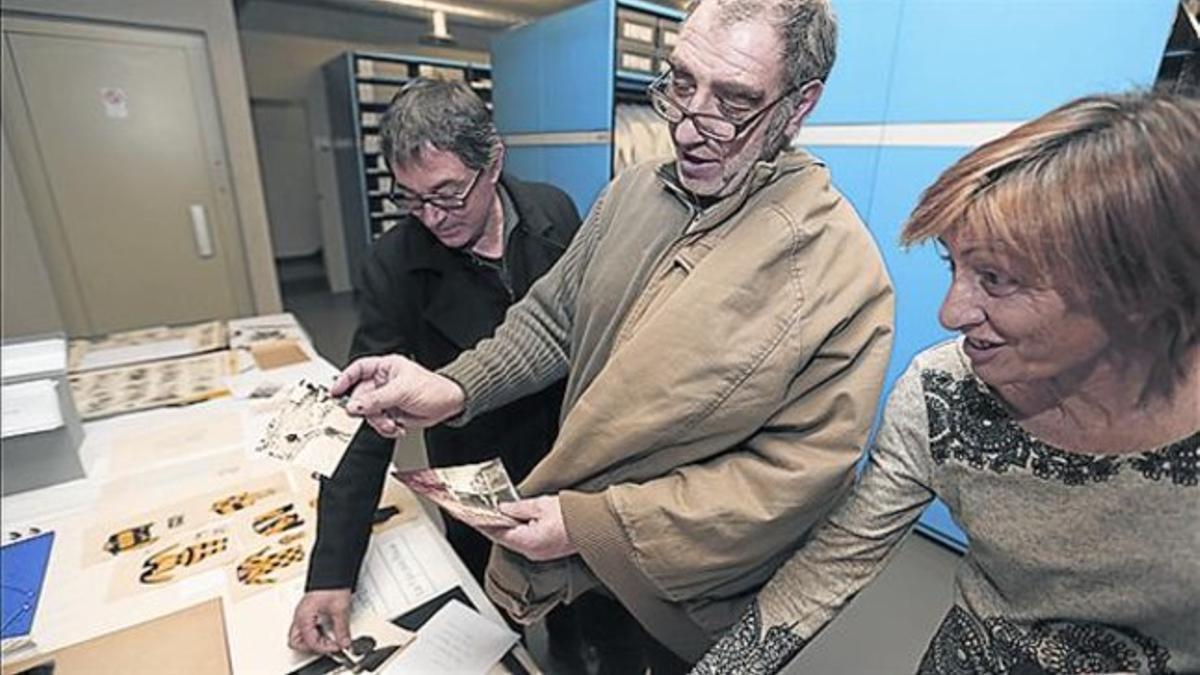 Ollé, Tantiñá y Rosa Arnaiz, ayer con algunos documentos donados.