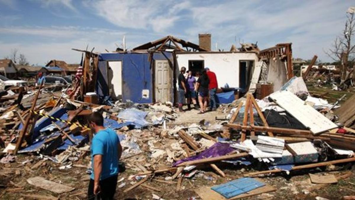 Residentes en Moore (Oklahoma) buscan objetos personales entre los escombros, este miércoles.