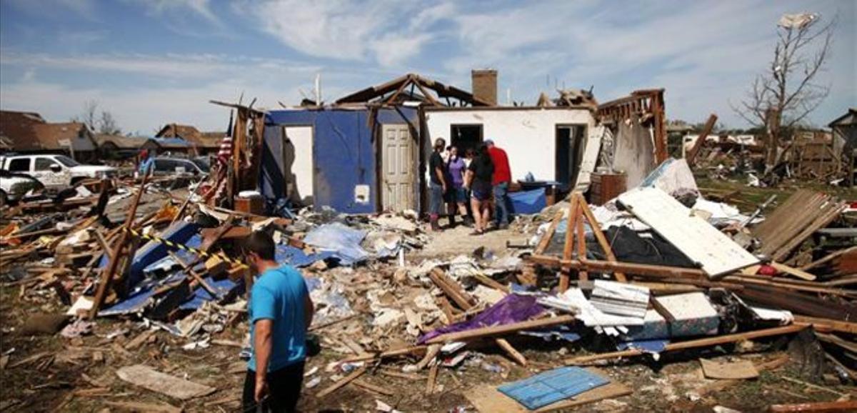 Residents a Moore (Oklahoma) busquen objectes personals entre la runa, aquest dimecres.