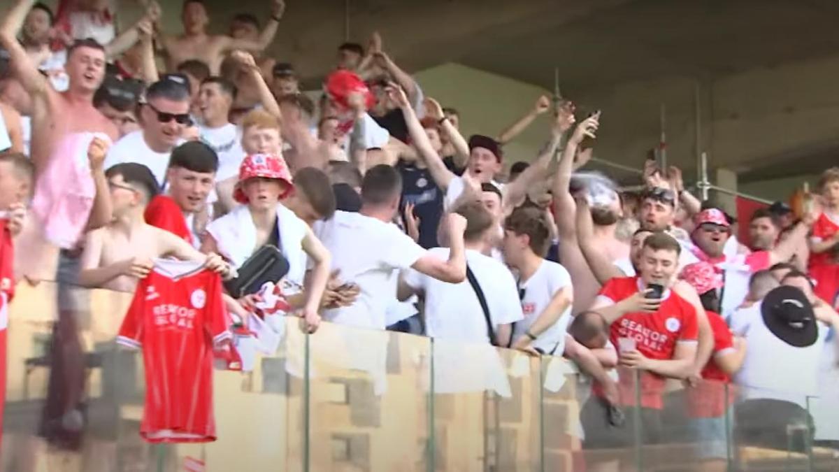 Seguidores del Shelbourne FC irlandés cantando el &quot;Gibraltar es español&quot; en el estadio de Gibraltar