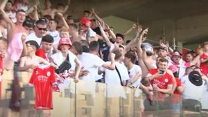 Seguidores del Shelbourne FC irlandés cantando el Gibraltar es español en el estadio de Gibraltar