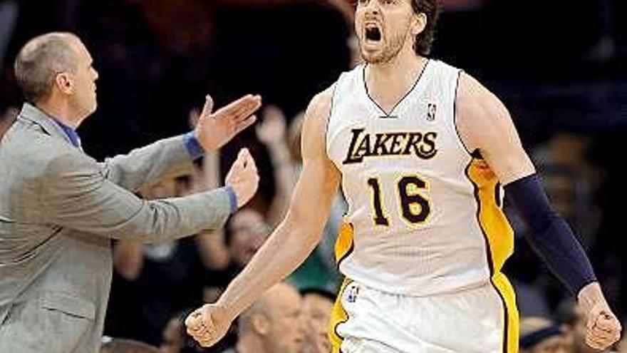 Pau Gasol celebra su segundo triple.| efe