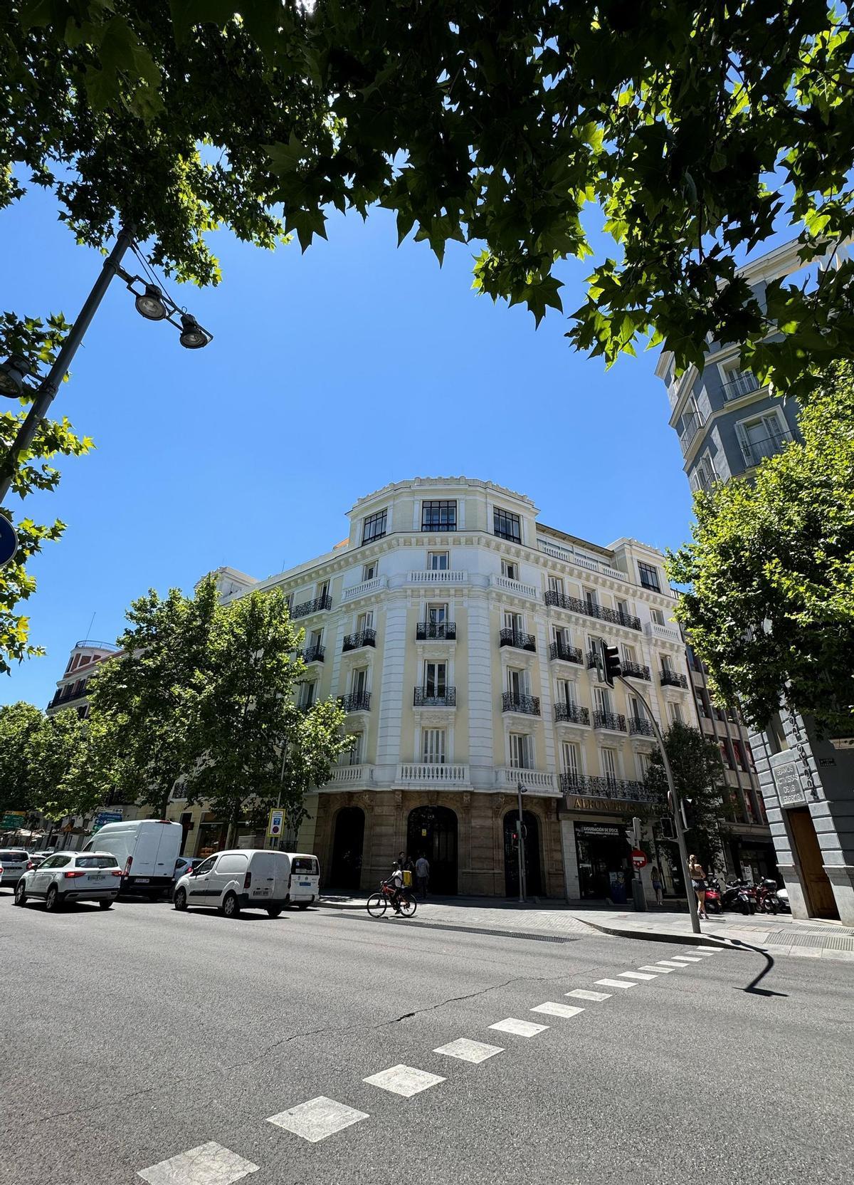 Vista del edificio de la calle Serrano donde el Estado mantiene vacío desde hace años un piso de más de mil metros cuadrados.
