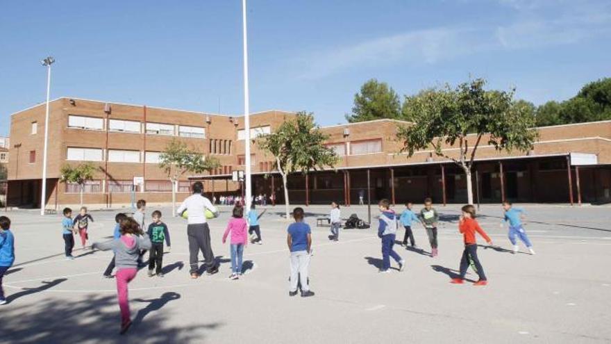 Niños en en patio del centro público Sector Aéreo de Valencia. E. Ripoll
