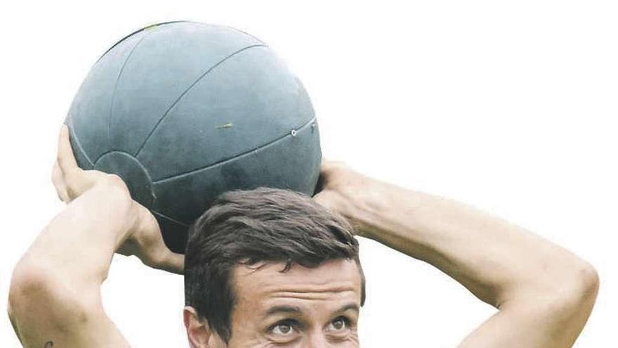 Christian Fernández, con un balón medicinal, en un entrenamiento del Oviedo.