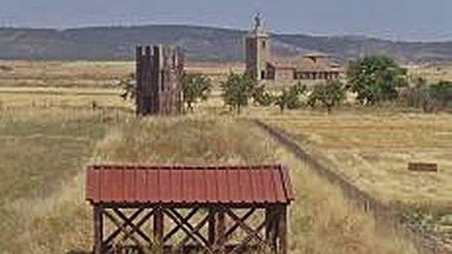 Petavonium con el santuario de Rosinos al fondo.