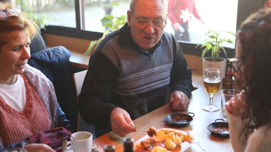 La jornada de fiesta se dejó notar en la calle y en la hostelería, con tapas y menús de richada.   | // BERNABÉ/BÁRBARA CUIÑA