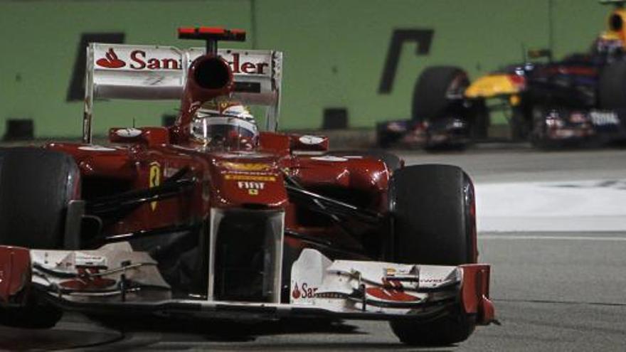 Fernando Alonso conduce su Ferrari durante el GP de Singapur.