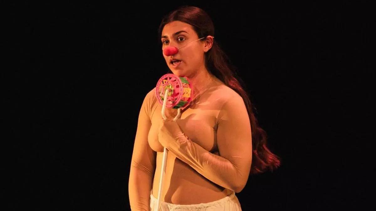 L'actriu Paula Benito durant l'obra "Verecundia"