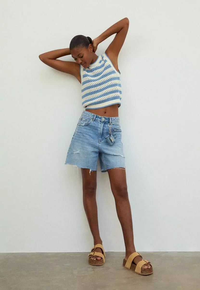 Stradivarius tiene 5 novedades en color azul verano: ¡Súmate a la tendencia estrella de la temporada! 9 Moncloa Chaleco en crochet con rayas: textura y clasicismo en una de las novedades más esperadas