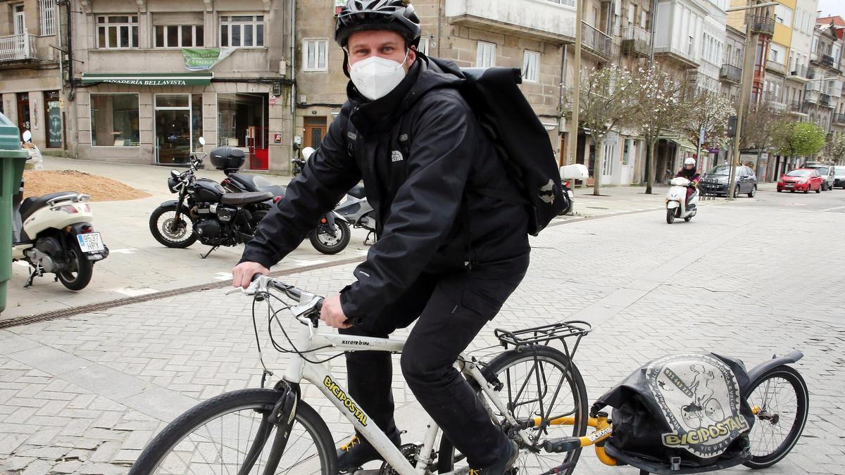 Tino Mera, con su bici en el Paseo de Alfonso