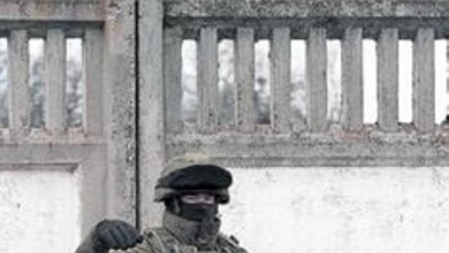 Un militar ruso, en el exterior una base ucraniana en Simferópol.