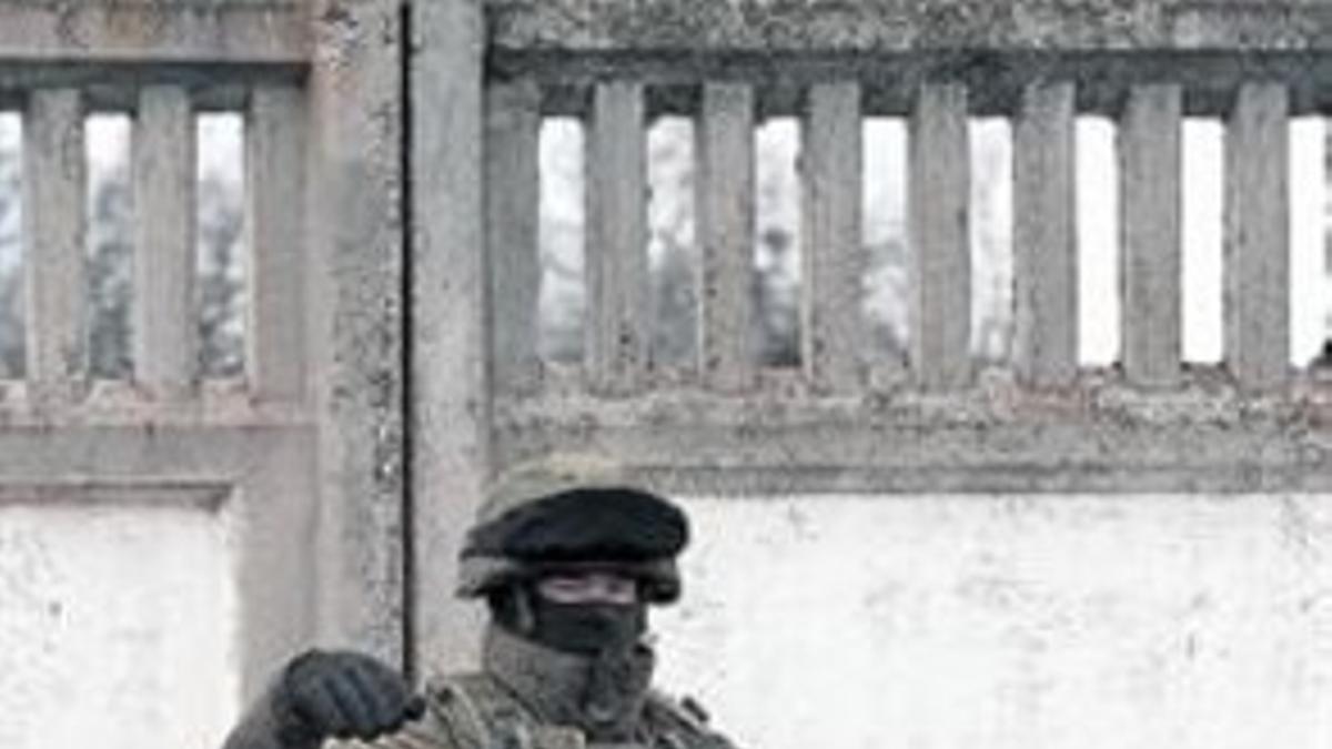Un militar ruso, en el exterior una base ucraniana en Simferópol.