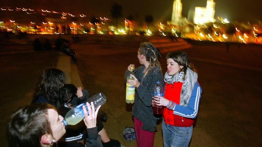 Un grup de joves consumint alcohol al carrer, en una imatge d&#039;arxiu