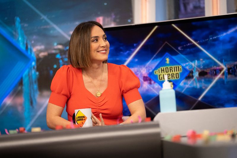 Tamara Falcó con top rojo de escote fruncido y mangas abullonadas