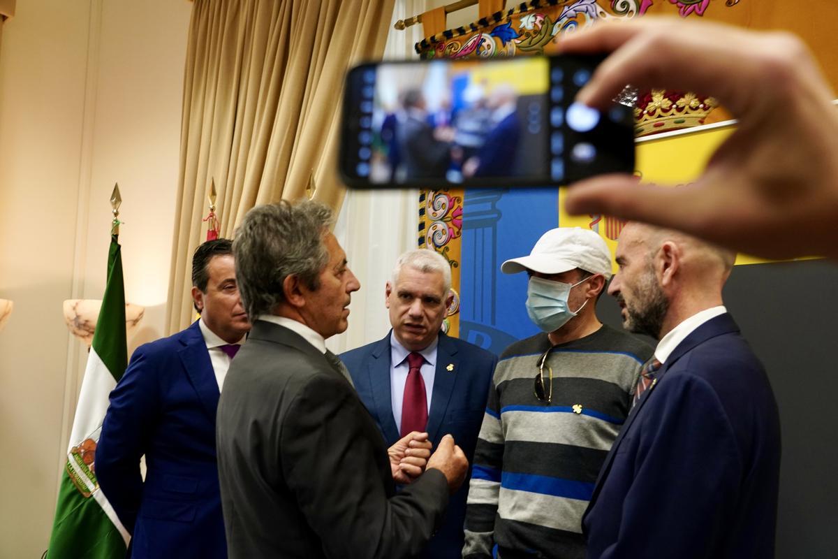 MLG 22-03-2024.-El subdelegado del Gobierno en Málaga, Javier Salas, presenta al penado indultado por el Consejo de Ministros que será liberado por la Cofradía de El Rico el próximo Miércoles Santo. En la Subdelegación del Gobierno.