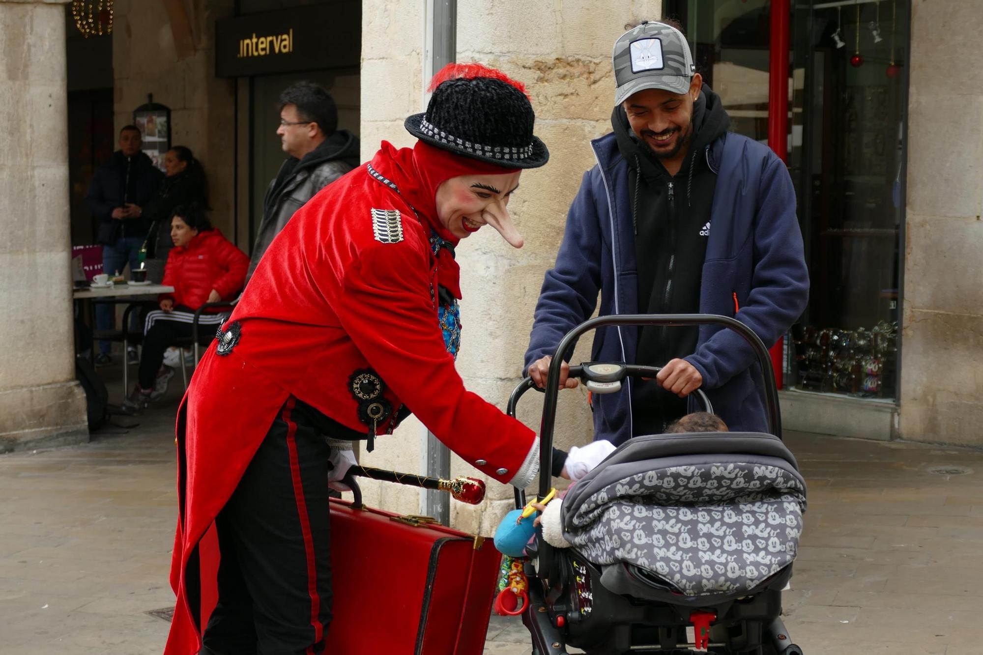 La Dona dels Nassos passeja pel centre de Figueres