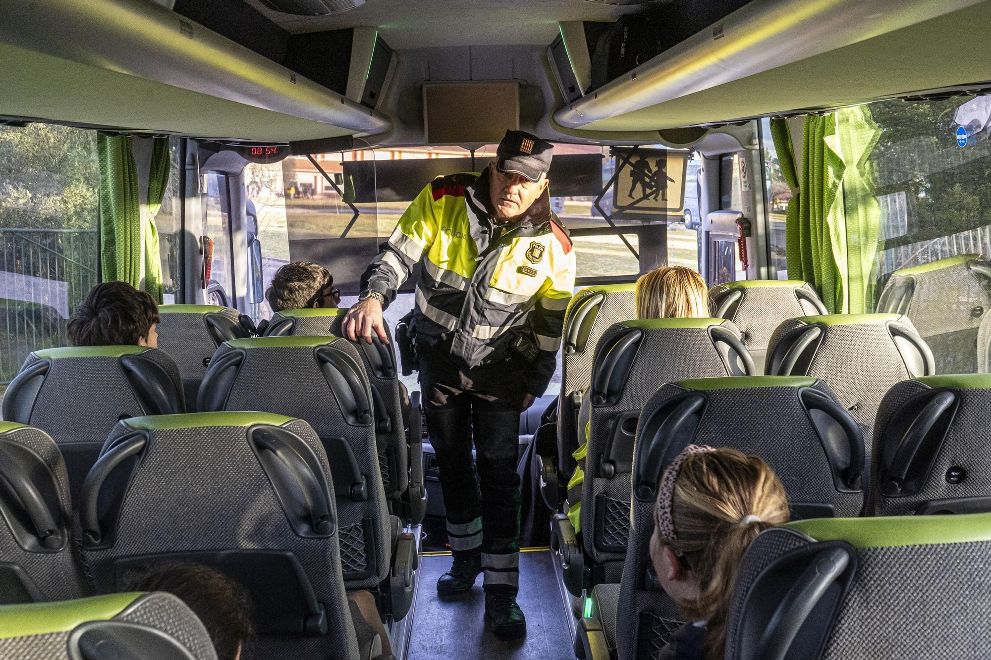Un control del transport escolar dels Mossos, des de dins