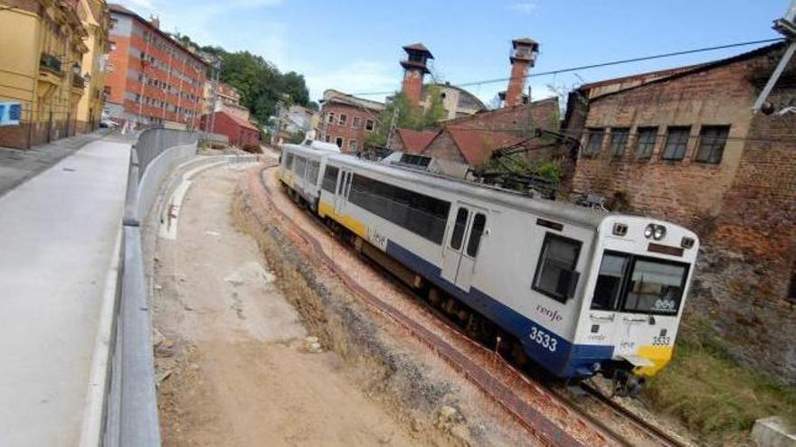 Un tren circulando por el barrio Urquijo de La Felguera, la zona donde se centrarán las obras durante el corte.