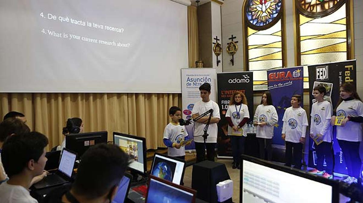 Alumnes del Poblenou parlen amb astronautes de l’Estació Espacial Internacional.