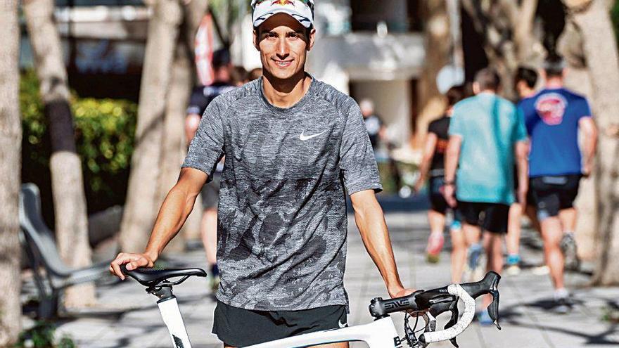 Mario Mola, durante una sesión de entrenamiento en Muro, días antes de empezar las Series Mundiales de triatlón.