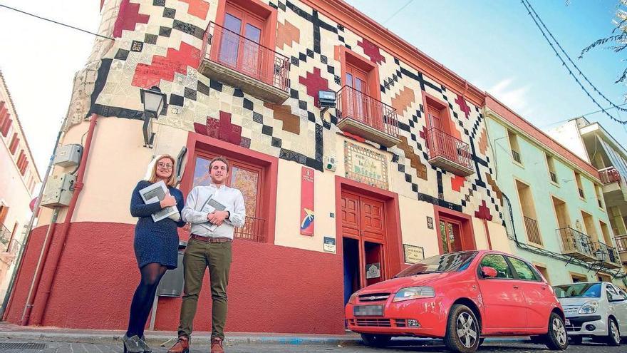 La alcaldesa de Petrer, Irene Navarro, y el edil de Turismo, David Morcillo, con la petición de ayudas a la UE delante del Museo Dámaso Navarro.