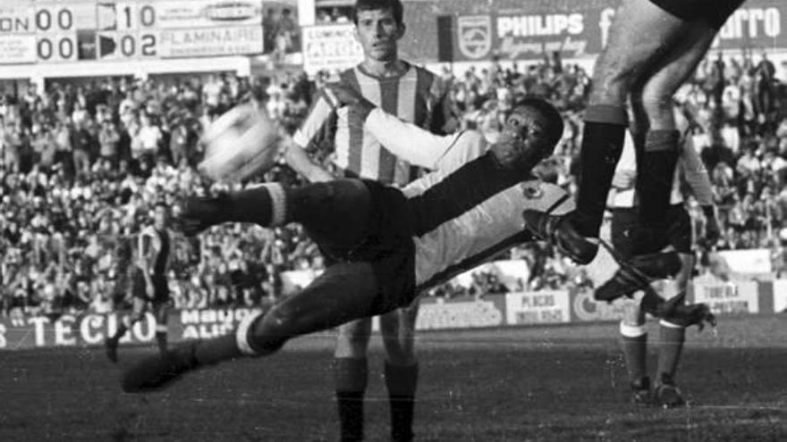 Remate acrobático de Waldo ante el Sant Andreu en el estadio de La Viña.