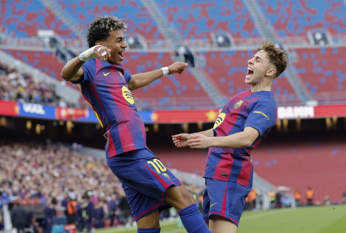 Lamine Yamal celebra con Fermín el segundo de los tres goles que ayer le marcó al Villarreal en el Campo Nou. | EFE