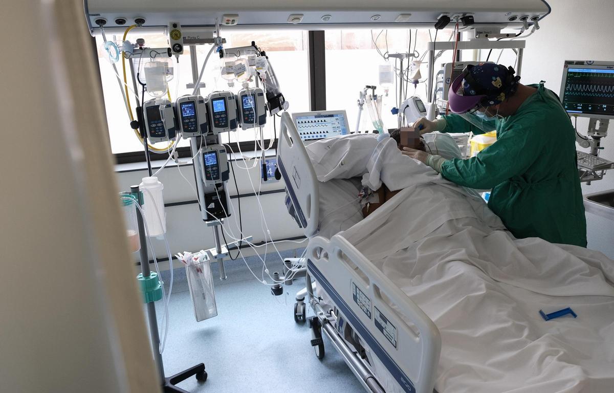UCI del Hospital Universitario de Torrevieja. Asistencia a un paciente afectado por la tercera ola de covid a finales de 2021
