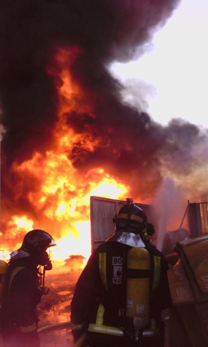 Fuego en una fábrica de colchones en Yecla