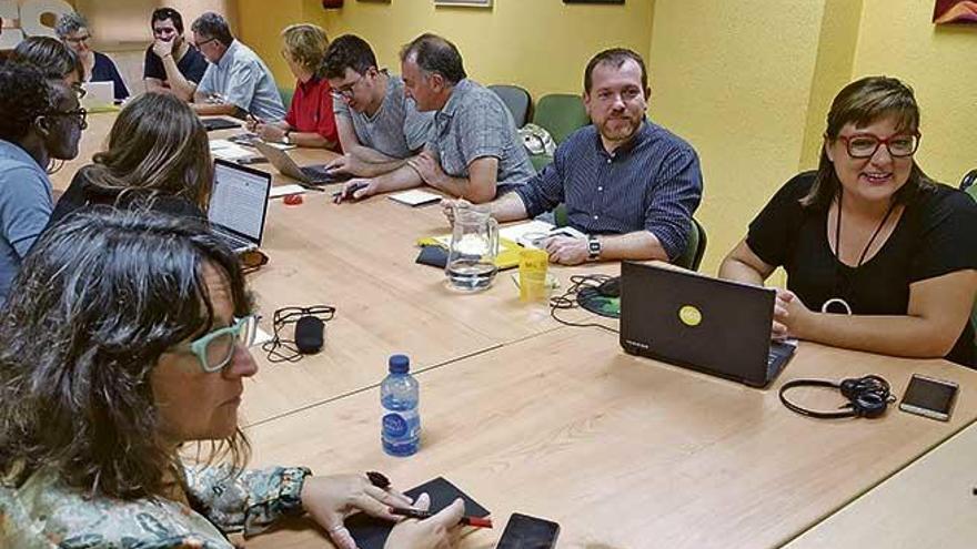 En primer plano, David Abril y Bel Busquets, coportavoces de Més per Mallorca, durante la reunión ayer del Consell Polític del partido.