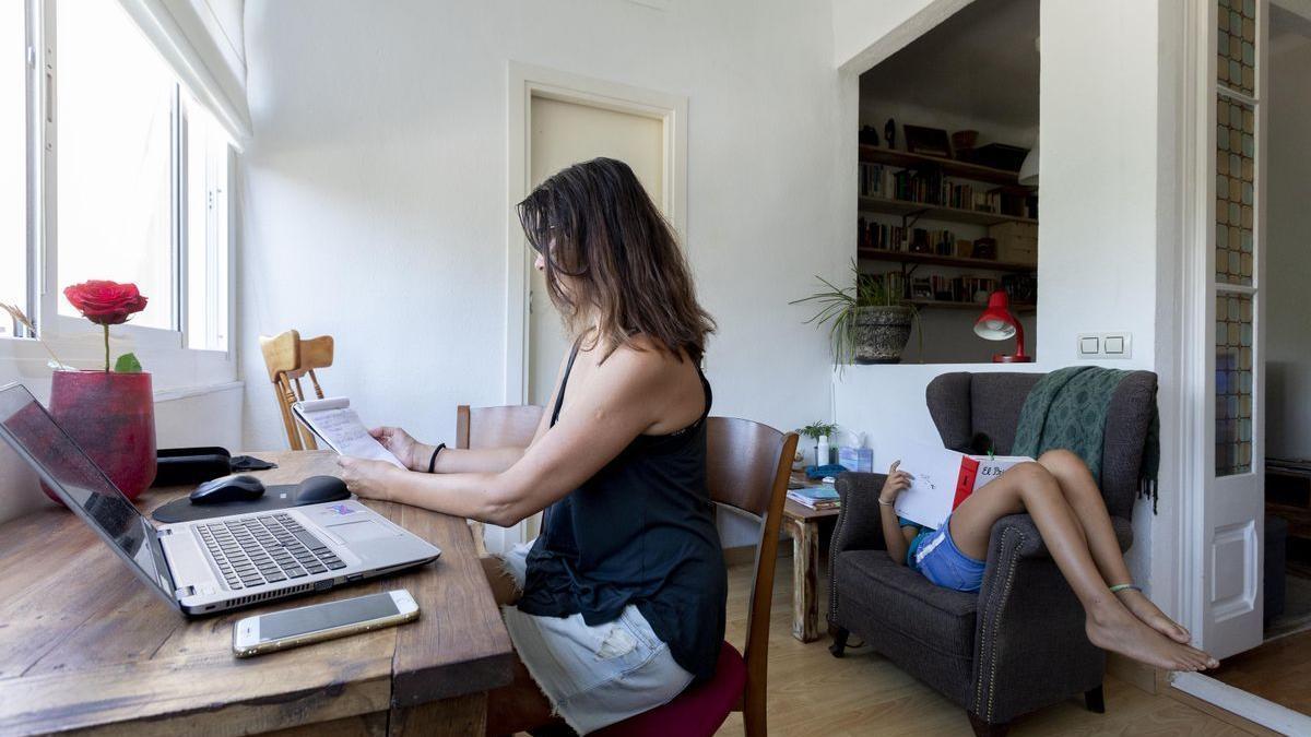 Una mujer teletrabaja en casa.