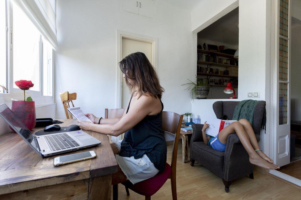 Una mujer teletrabaja en casa.