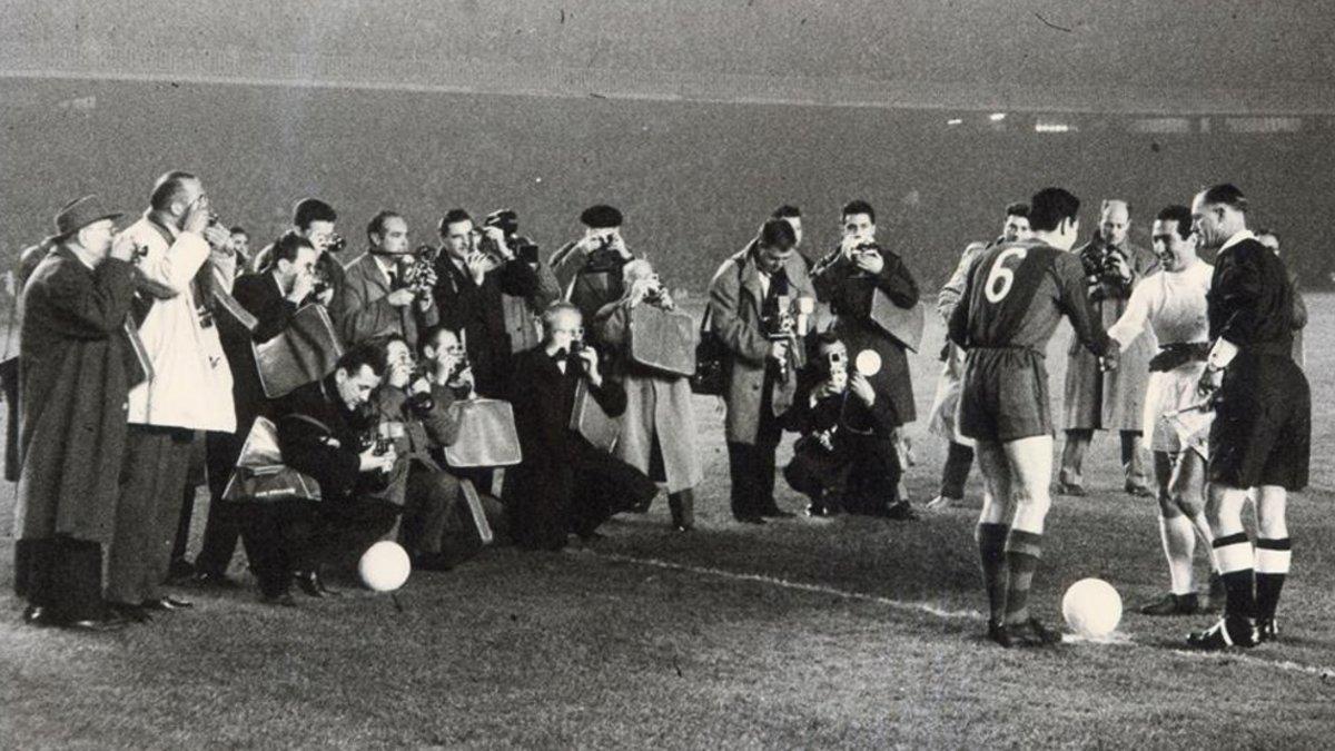 Juanito Segarra y Paco Gento poco antes de las 21 horas del miércoles 23 de noviembre de 1960. Los capitanes del Barça y del Real Madrid coparon la atención de la prensa gráfica antes del inicio de un clásico de Copa de Europa