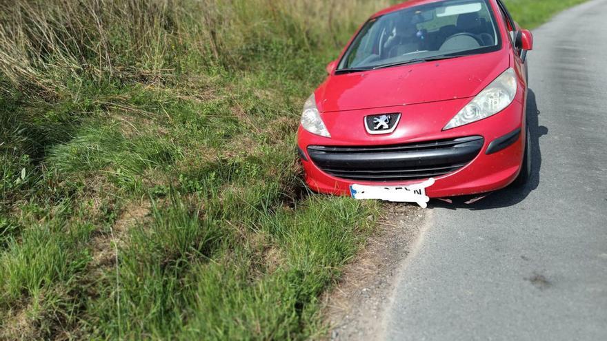 La falta de limpieza de las cunetas motiva un accidente en una carretera de Loimil