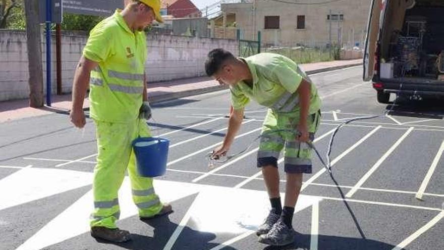 Pintado de los nuevos pasos de peatones sobreelevados. // Muñiz