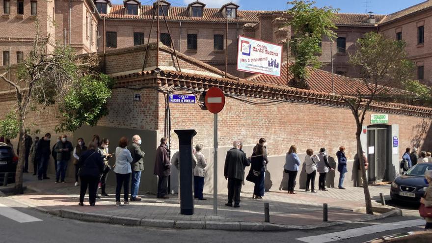 Cues de votants al col·legi Santa Susana de Madrid.