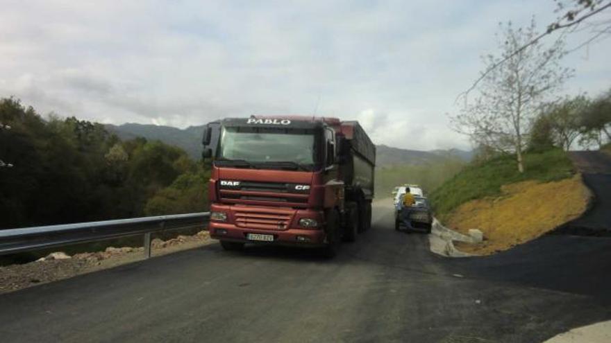 Los vecinos de Perlleces y Onao cuentan ya con la carretera arreglada y sin argayo