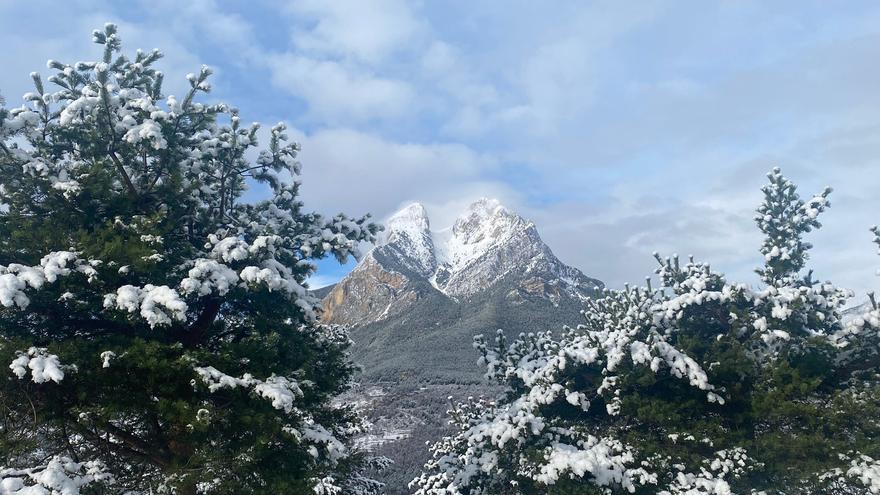 La nevada emblanquina la Cerdanya, l&#039;Alt Urgell, el Berguedà i el Solsonès i treu el cap a l&#039;Anoia