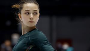 Kamila Valieva, patinant sota sospita i sense medalla