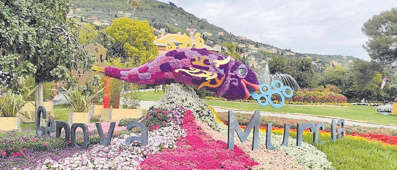 Sardina hecha con más de 4.000 flores, plantada en un jardín de Génova.